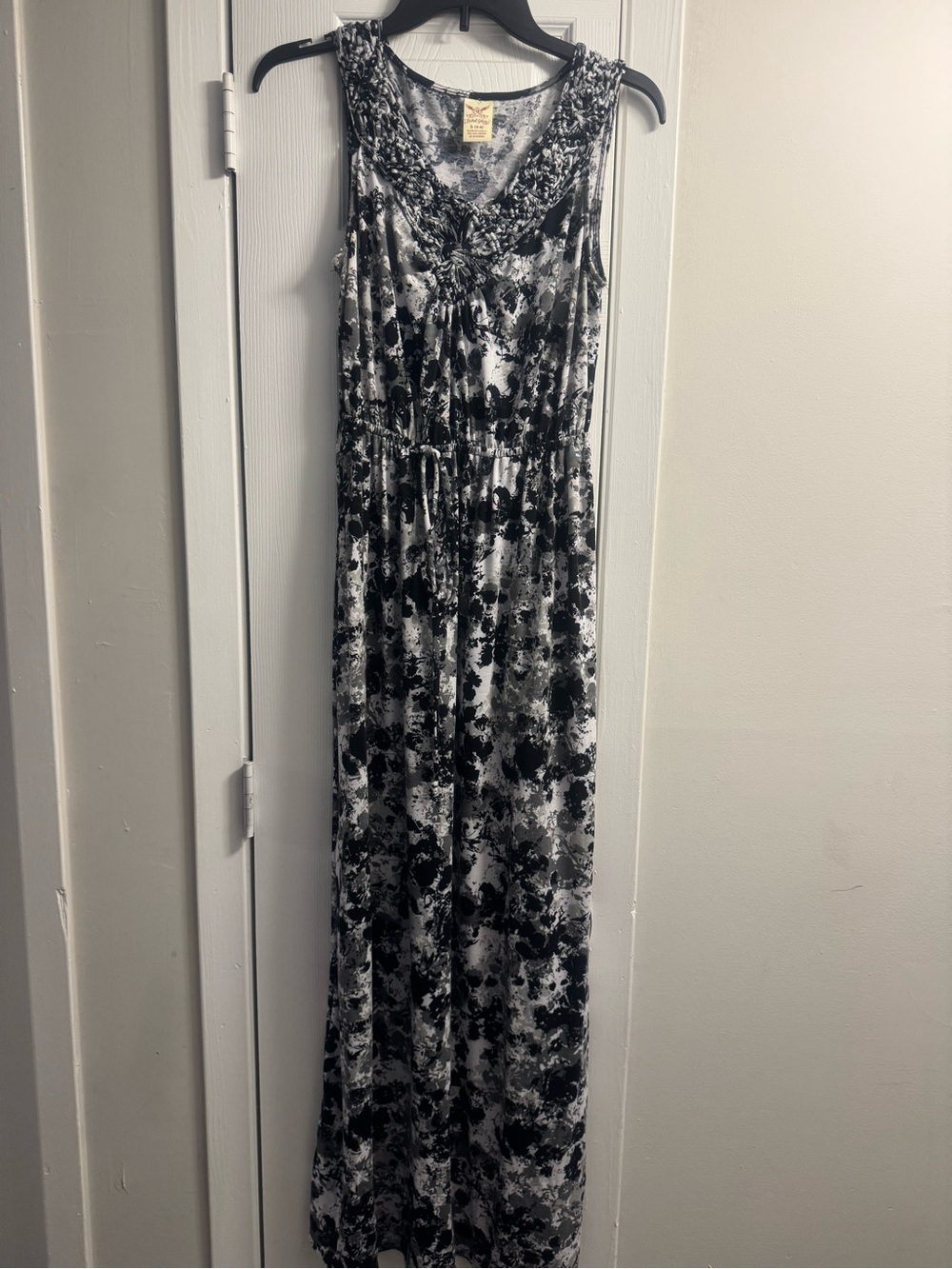 Faded Glory Black & White Floral V‑Neck Maxi Dress